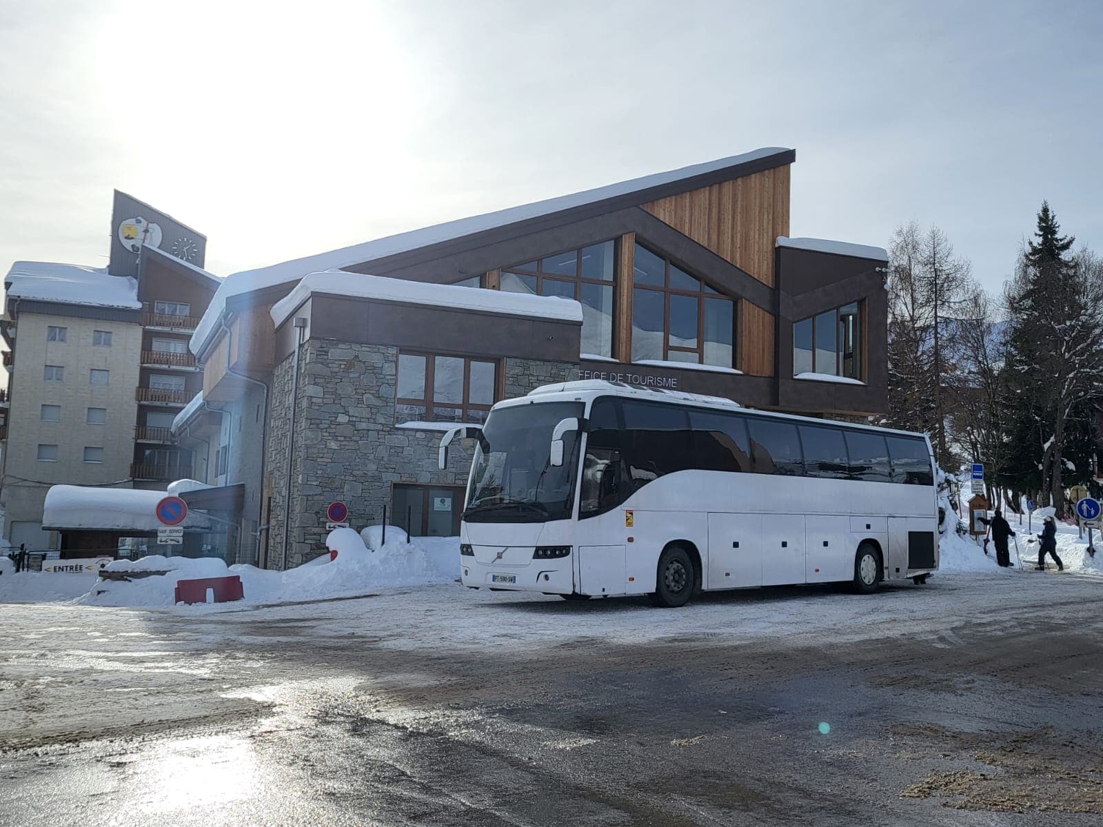 Autocar Alpes garé devant le bureau de la station