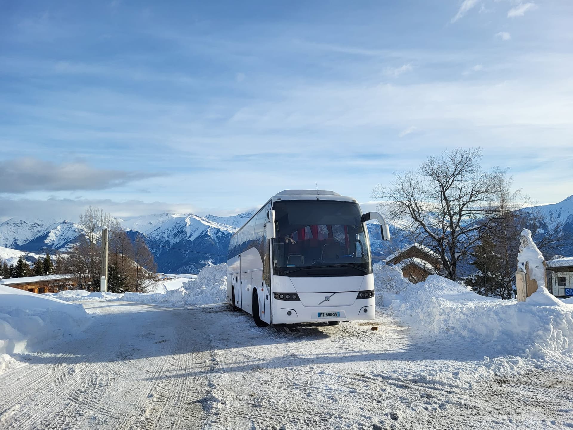 Autocar grand tourisme dans les Alpes sous la neige