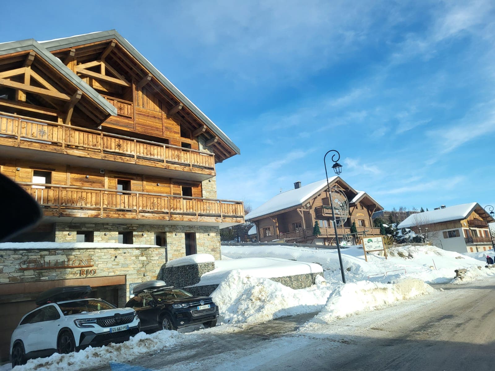 Chalet traditionnel en bois dans les Alpes