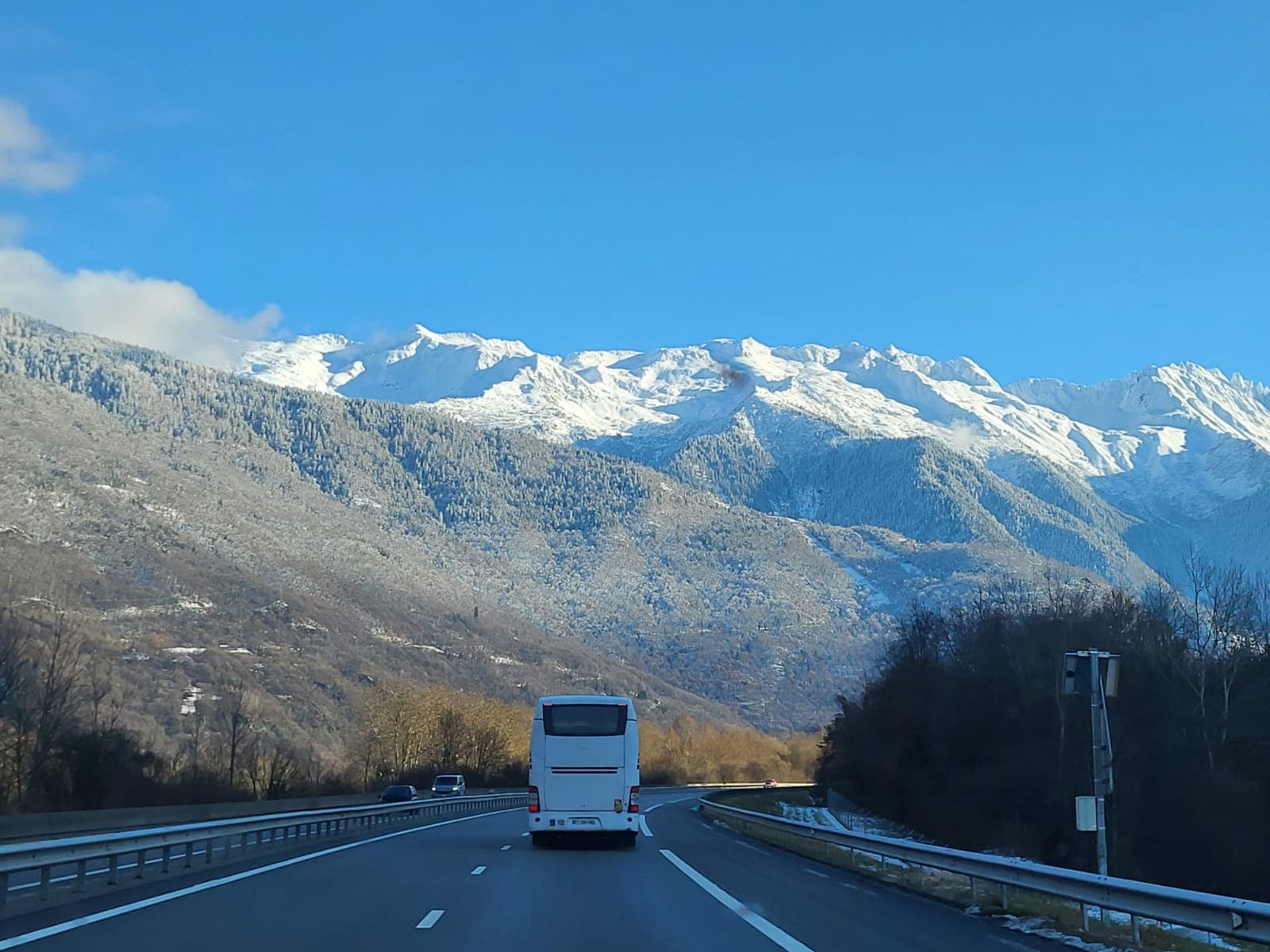 Autoroute alpine — voyage en groupe vers les Alpes
