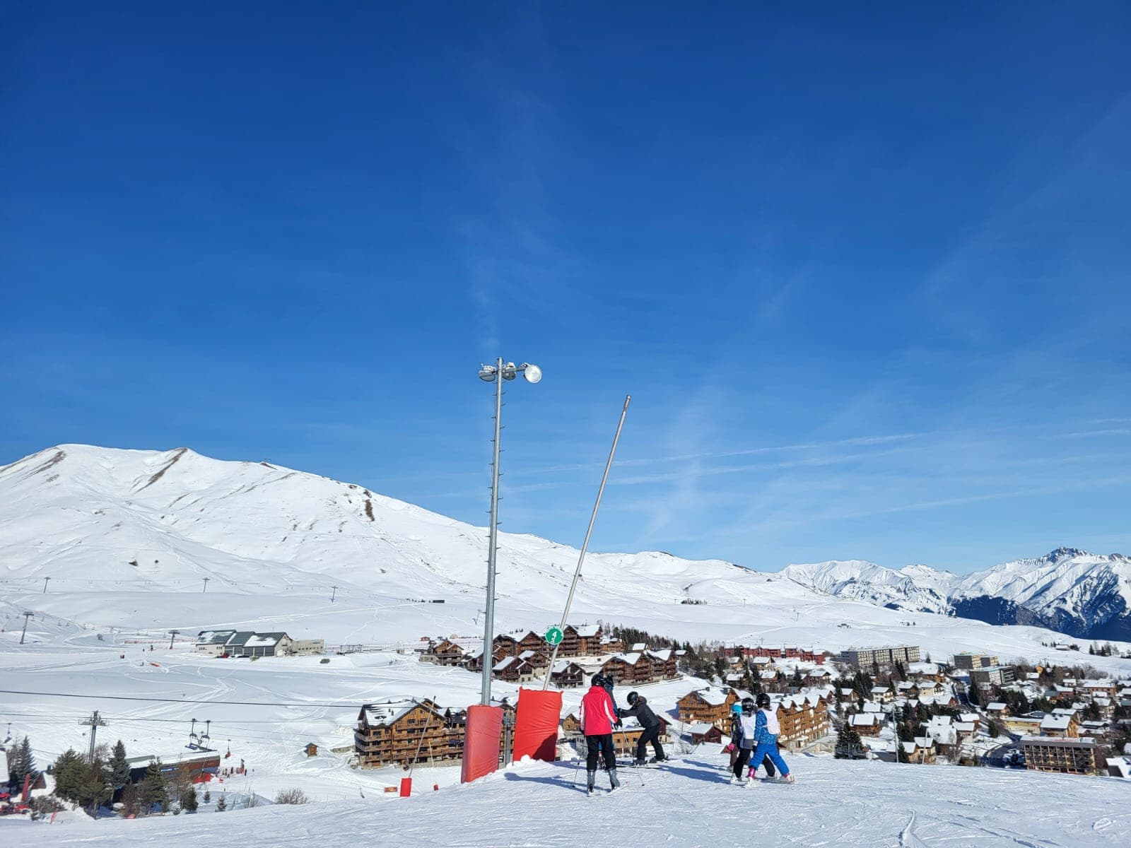 Pistes de ski enneigées dans les Alpes françaises