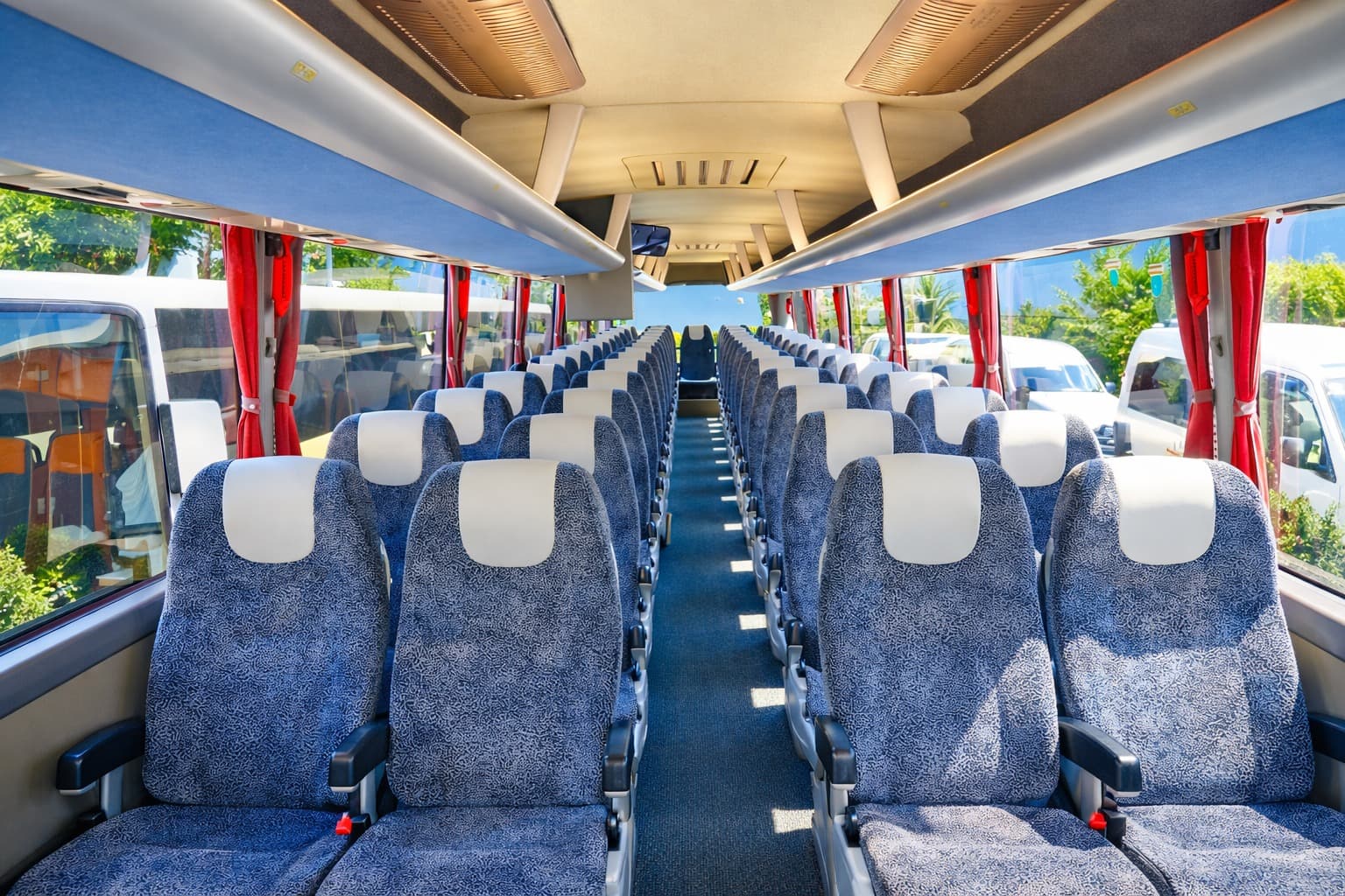 Intérieur autocar confortable pour excursion balnéaire