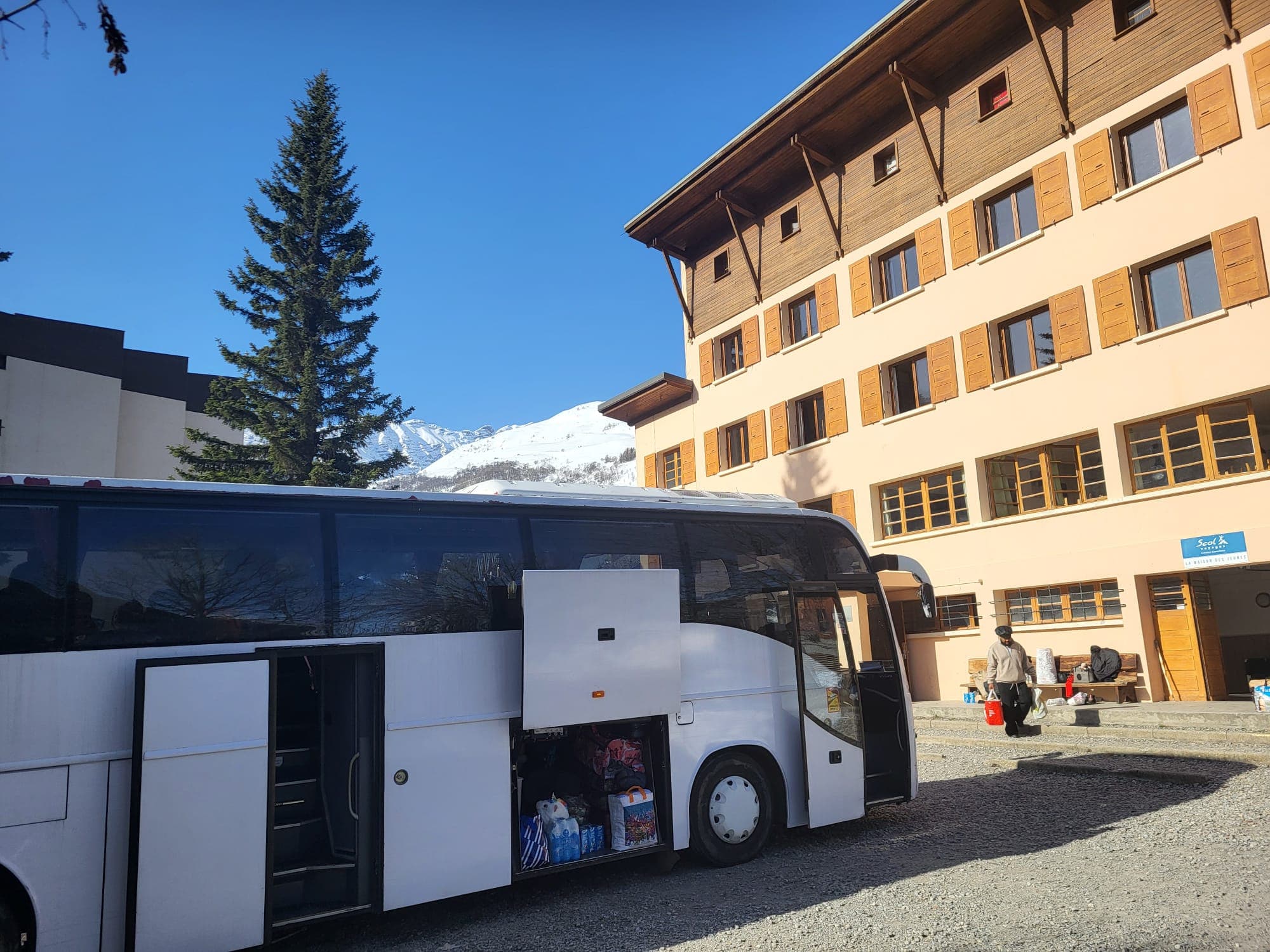 Autocar Paris voyage ski Alpes — arrivée à l'hôtel