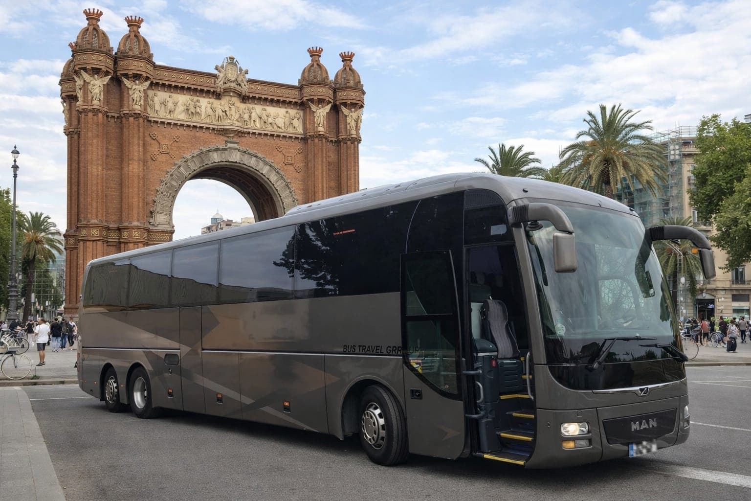 Autocar Paris-Barcelone près de l'Arc de Triomphe catalan