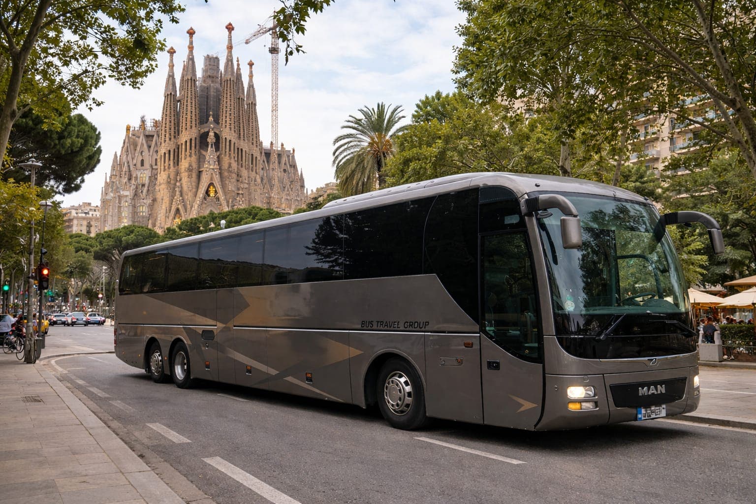 Autocar grand tourisme Paris-Barcelone devant la Sagrada Familia