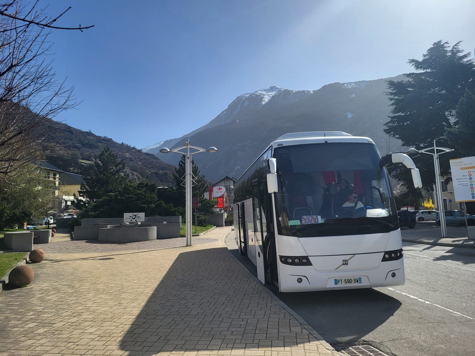 Location autocar Paris avec chauffeur — transport de groupe vers les Alpes