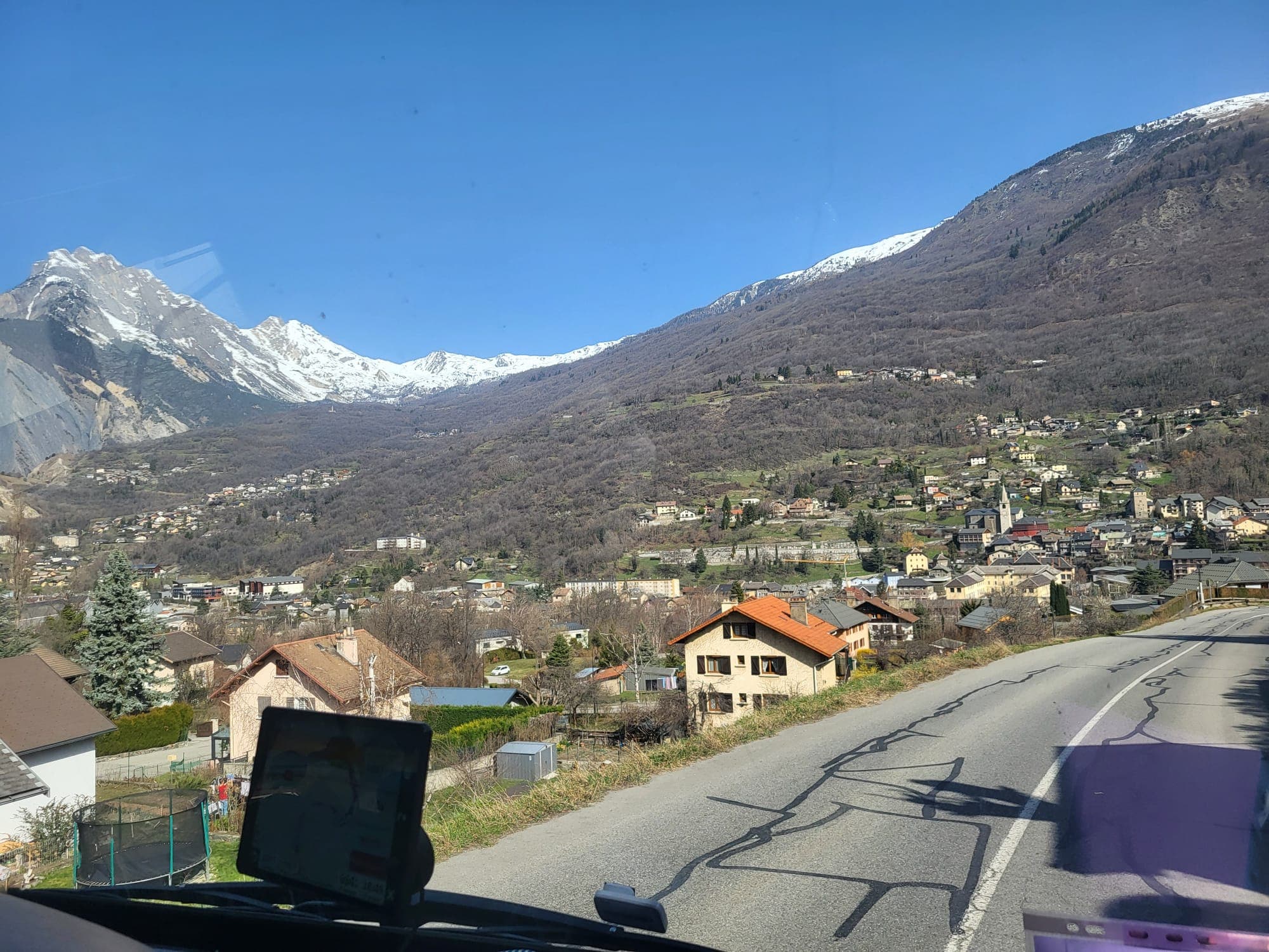 Voyage groupe autocar Paris Valloire — route alpine avec vue montagne