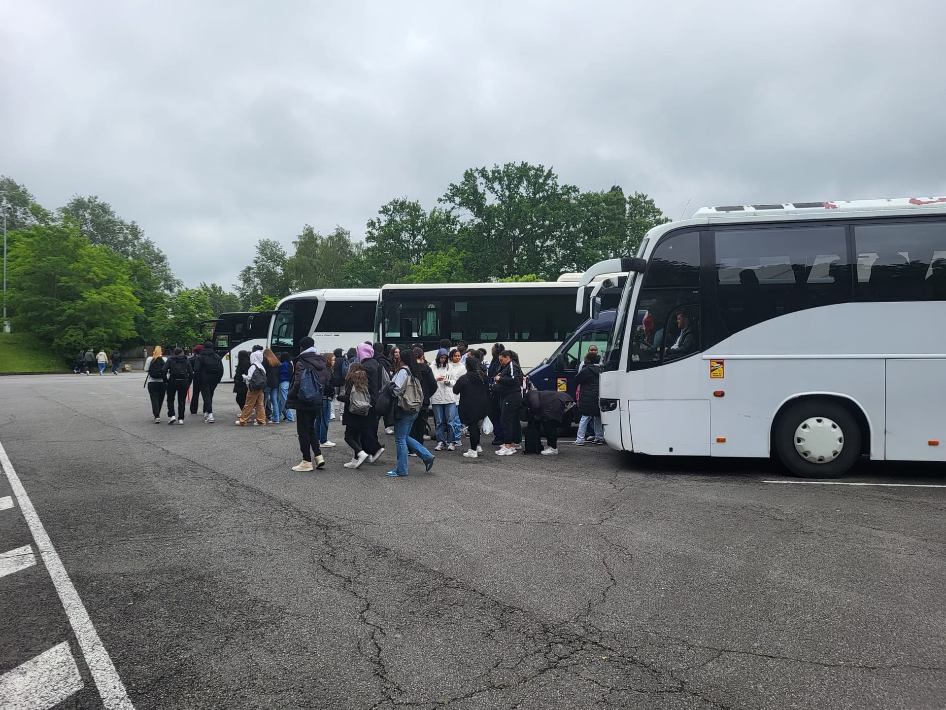 Autocar Dinamic Confort sur le parking du Parc Astérix