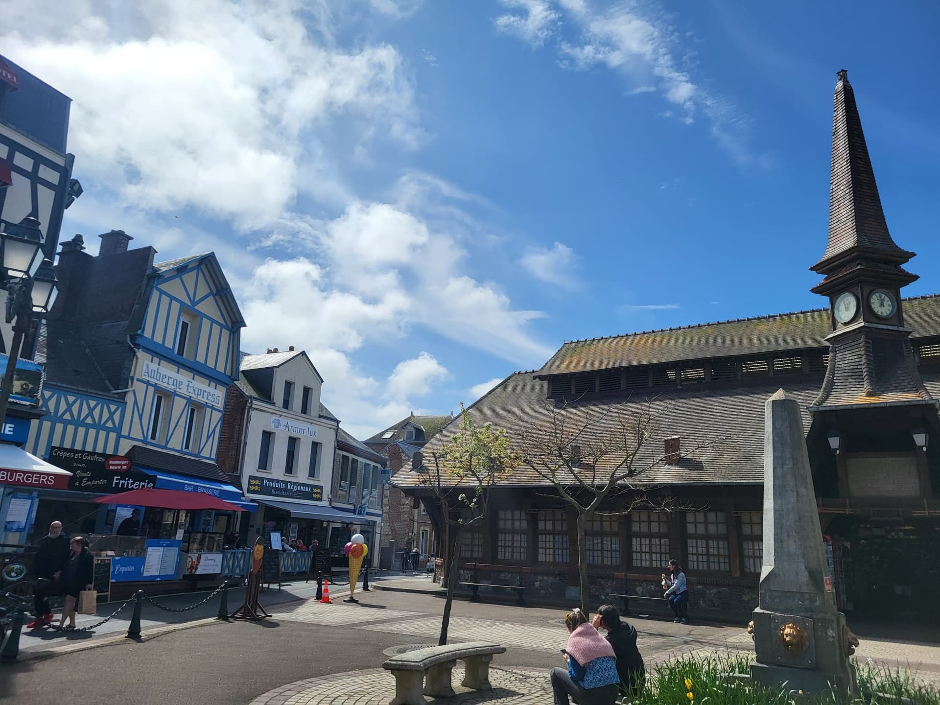 Architecture normande traditionnelle dans le village d'Étretat