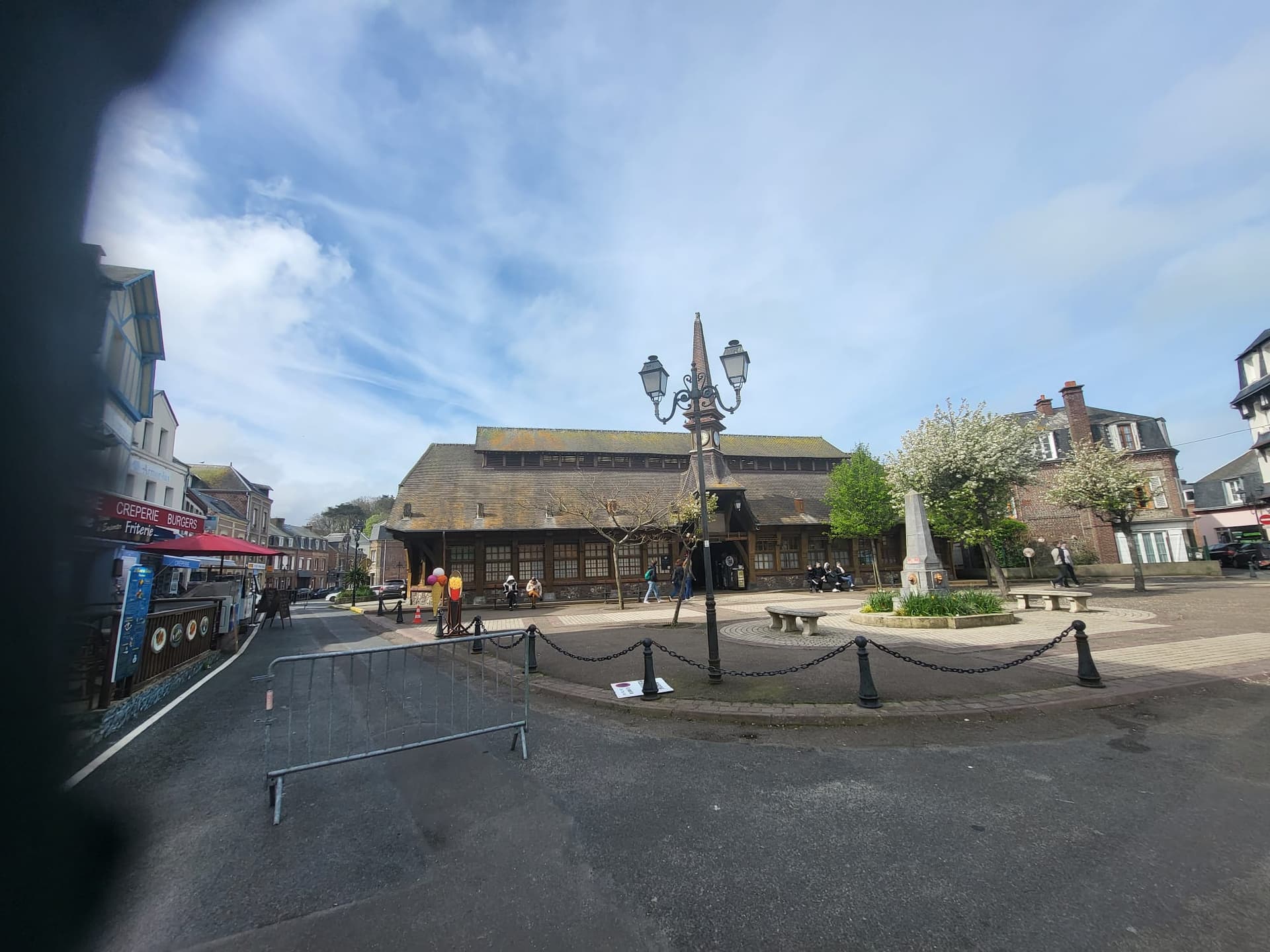 Place centrale d'Étretat et halles médiévales en bois