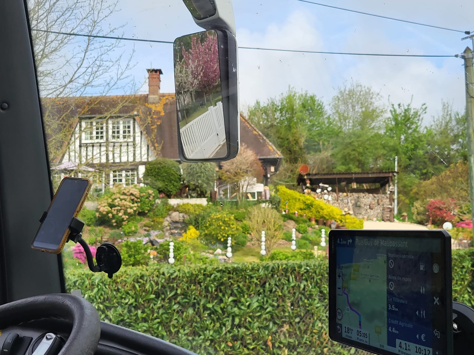Jardin normand vu depuis l'autocar entre Paris et Étretat