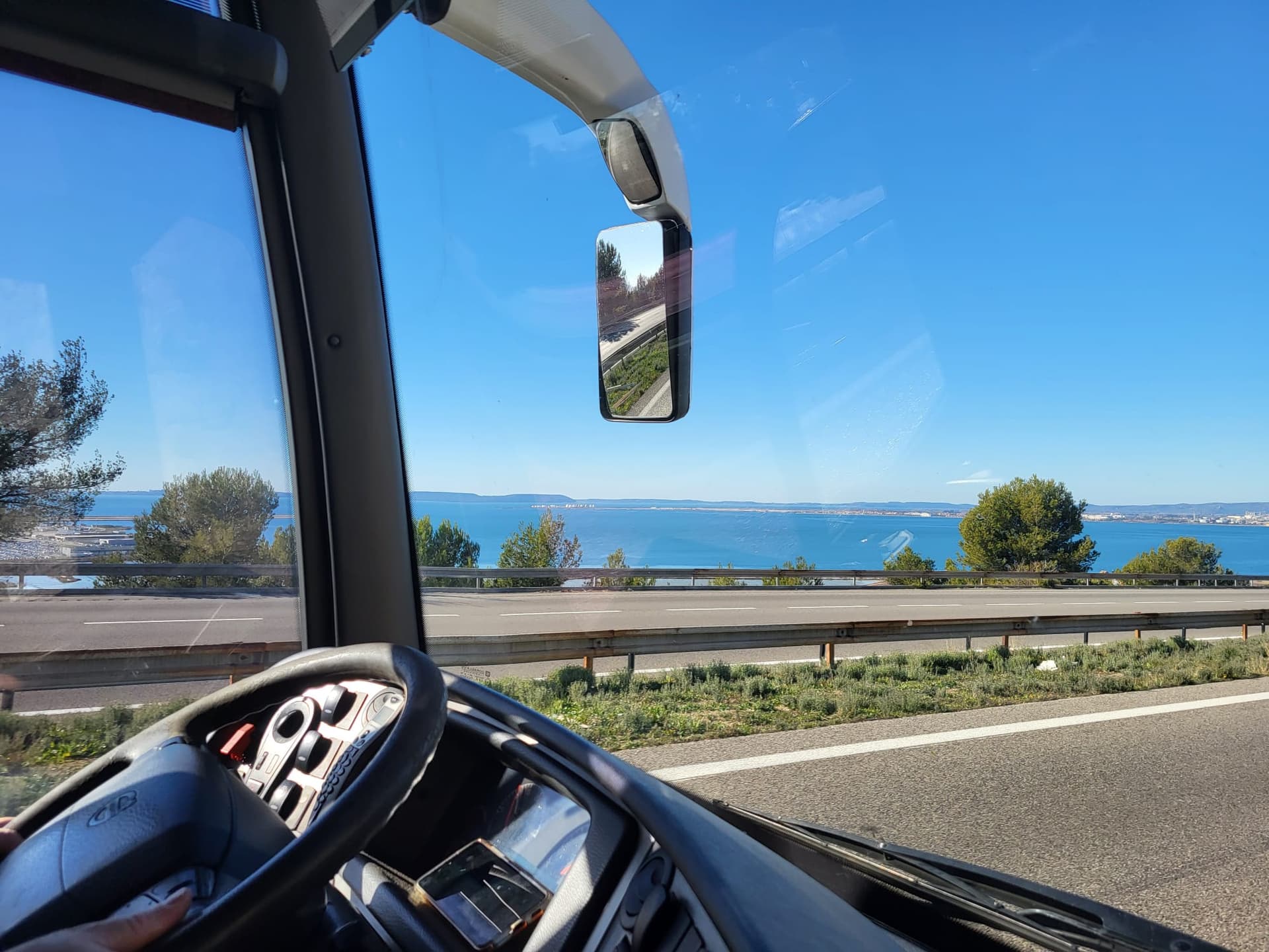 Autocar grand tourisme face à la Méditerranée
