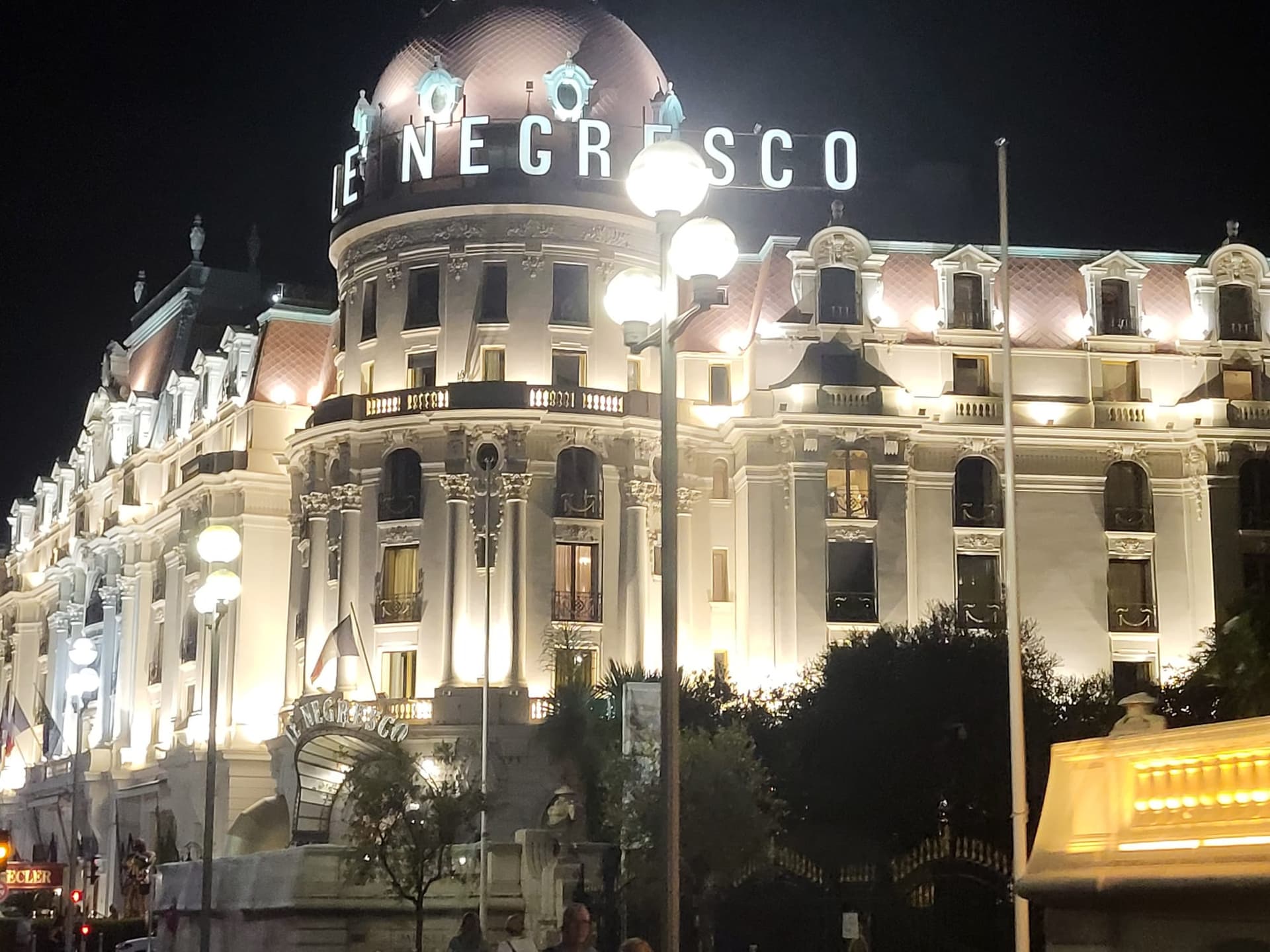 Negresco illuminé de nuit sur la Promenade des Anglais