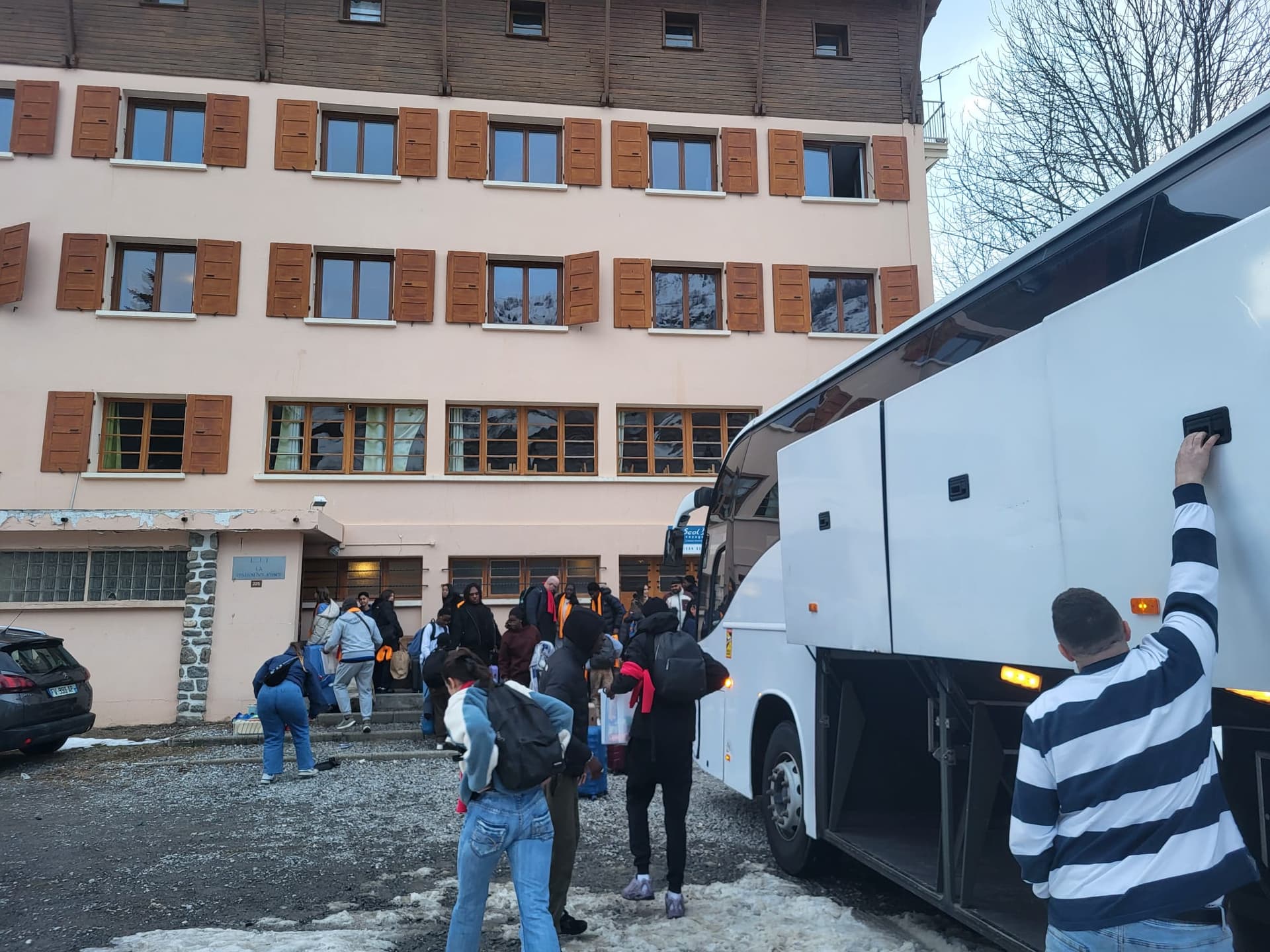 Groupe descendant de l'autocar à Valloire pour le ski