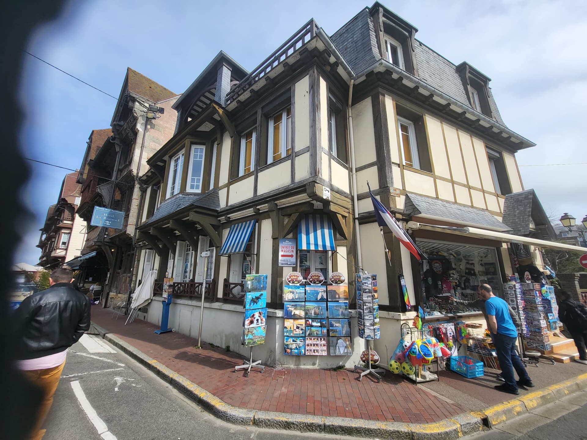 Boutique de souvenirs dans une maison normande à Étretat