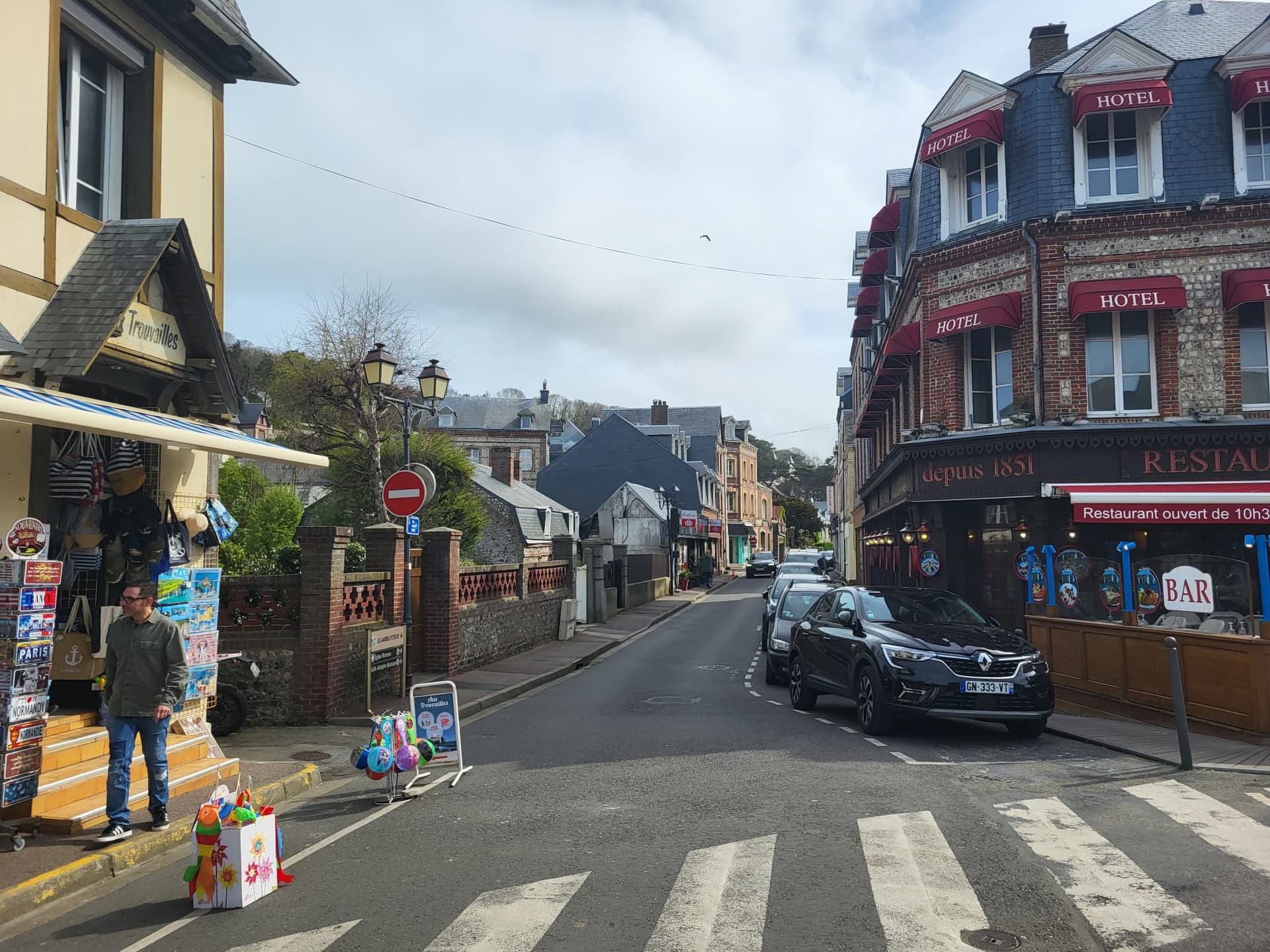 Rue commerçante d'Étretat avec hôtels et restaurants