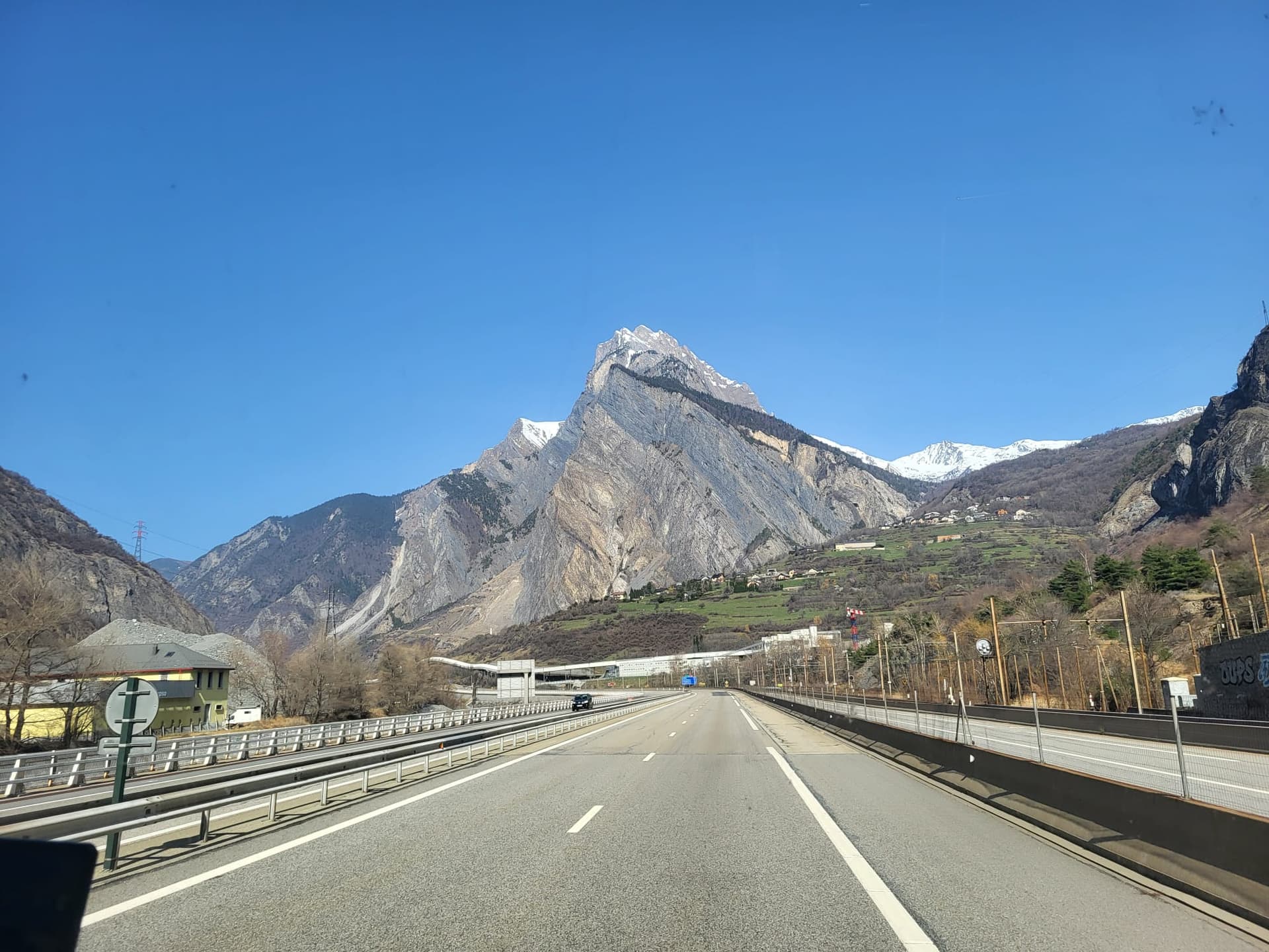 Location autocar Paris transportant un groupe sur l'autoroute alpine