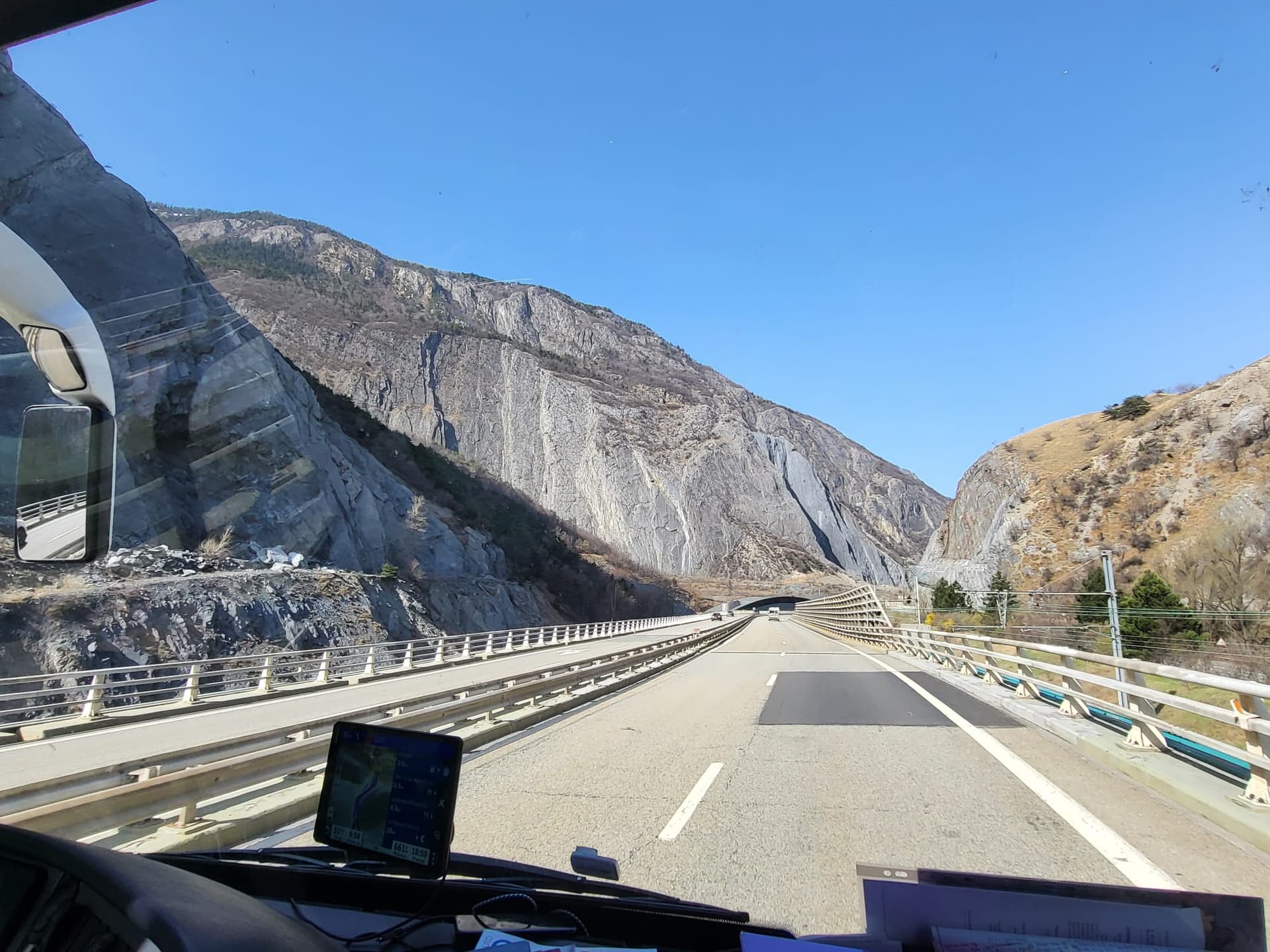 Autocar Paris sur la route de montagne menant à Valloire