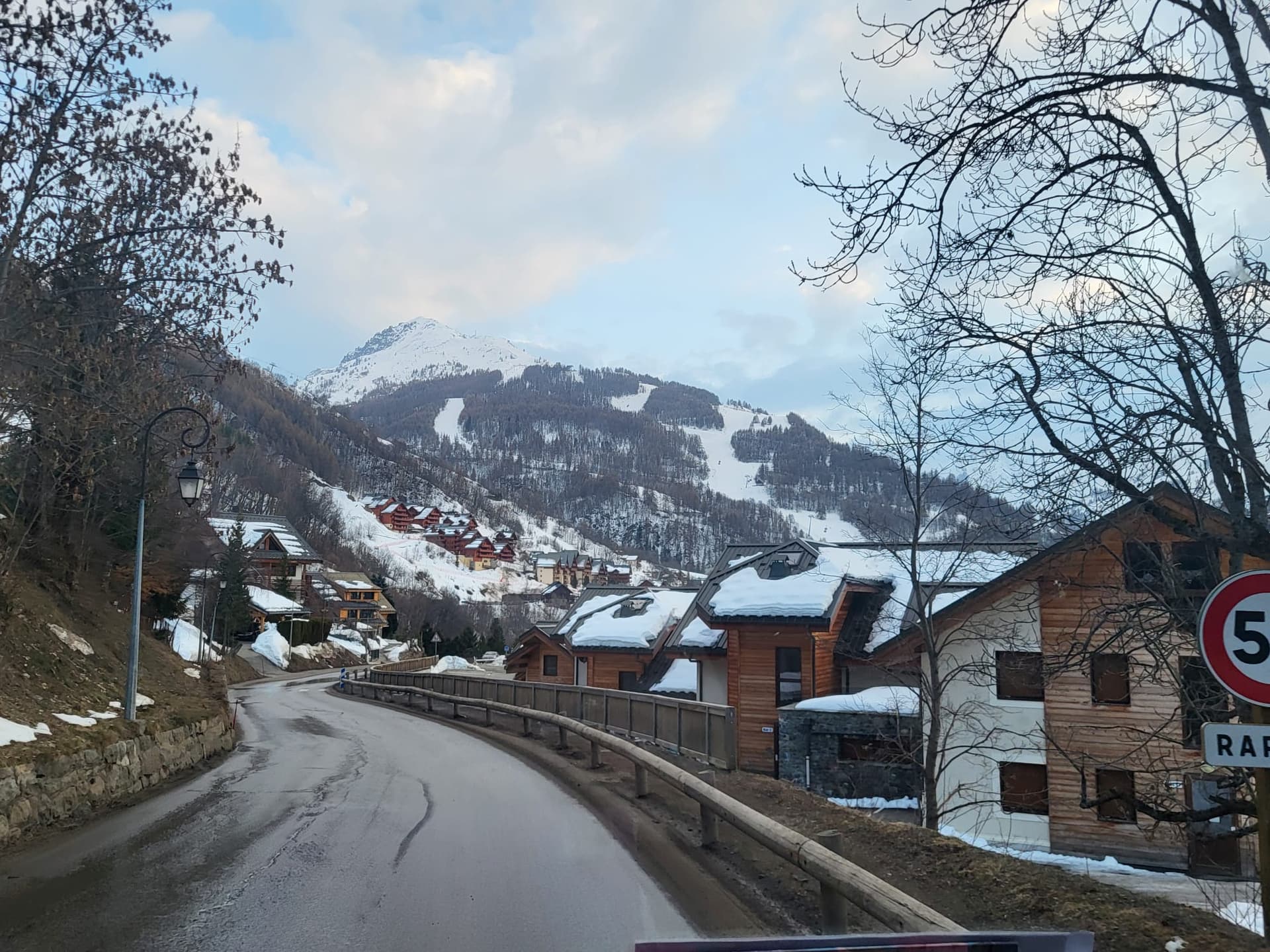 Arrivée d'un autocar Paris dans le village alpin de Valloire