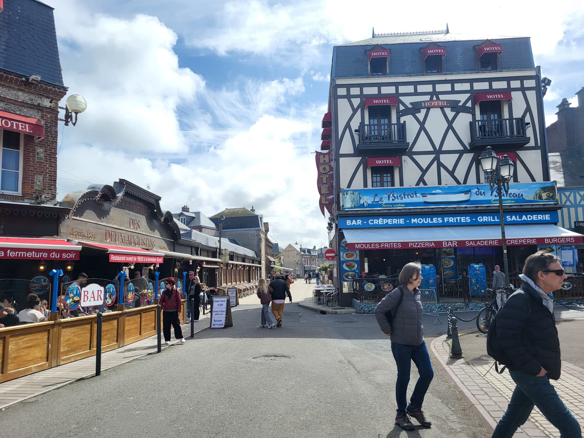Centre-ville d'Étretat, terrasses de restaurants animées