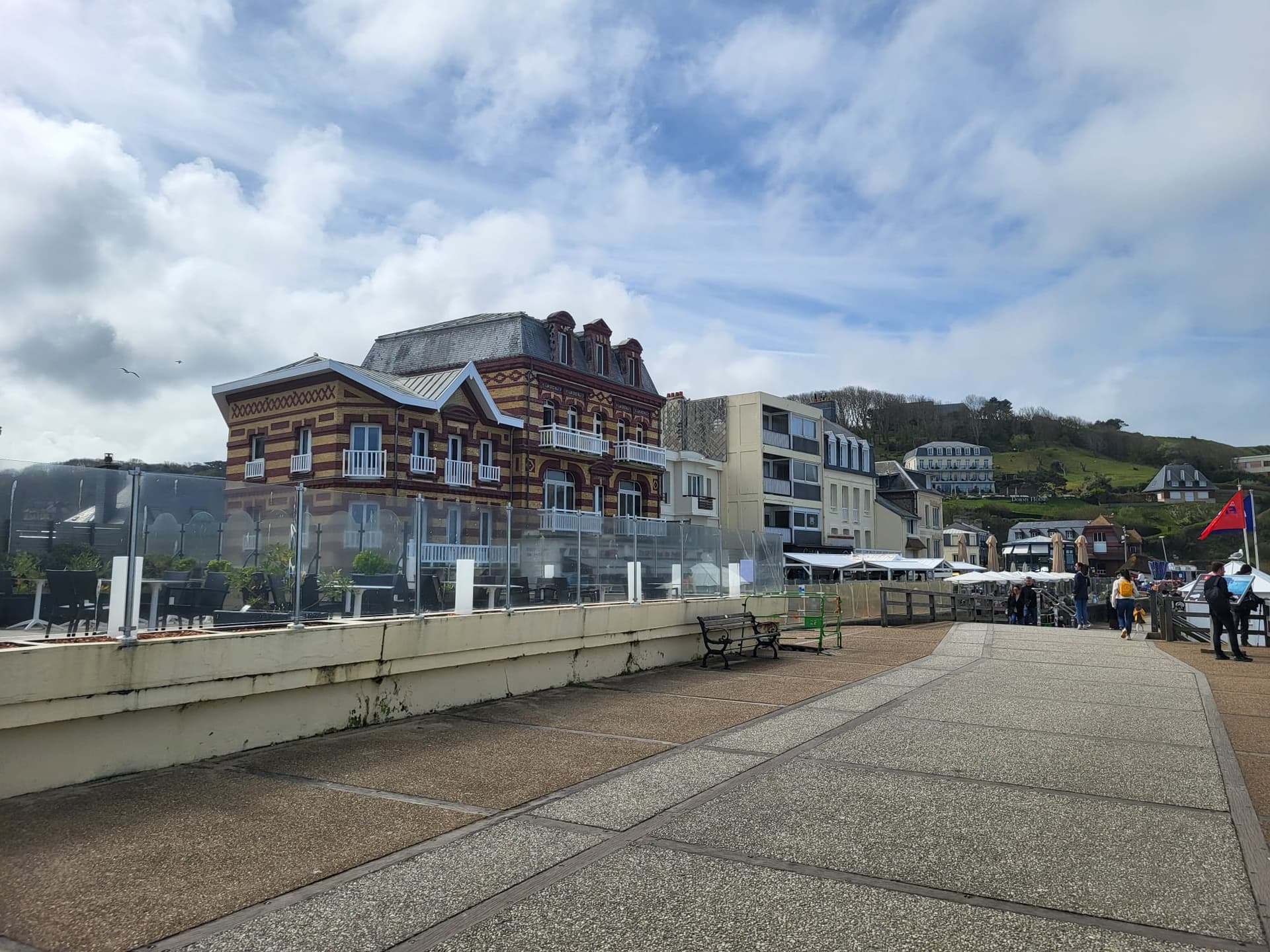 Front de mer d'Étretat — architecture Belle Époque face à la Manche