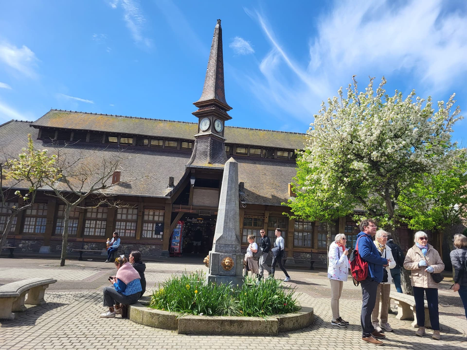 Marché couvert d'Étretat avec touristes et producteurs locaux