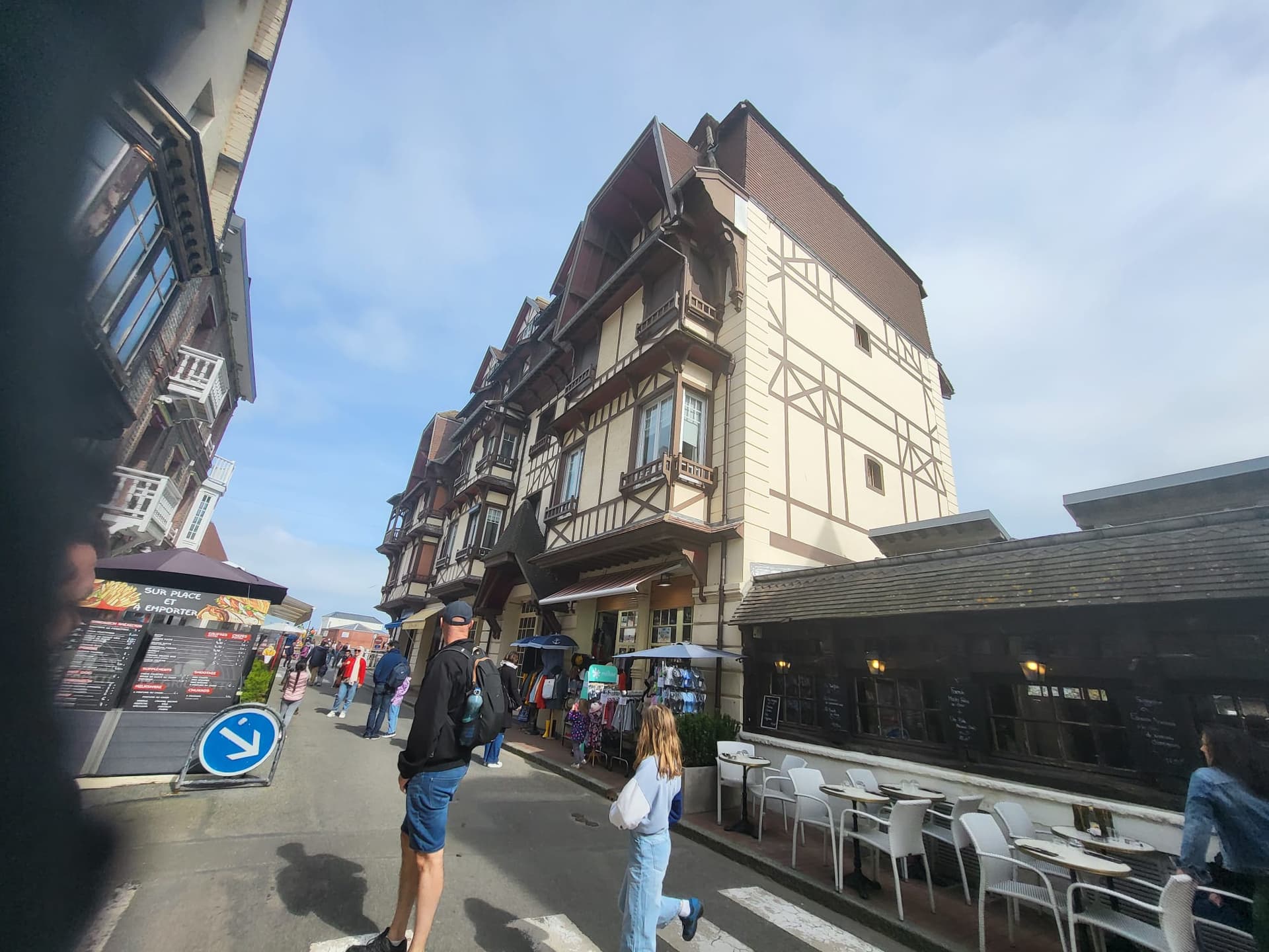 Rue touristique aux colombages — Étretat centre