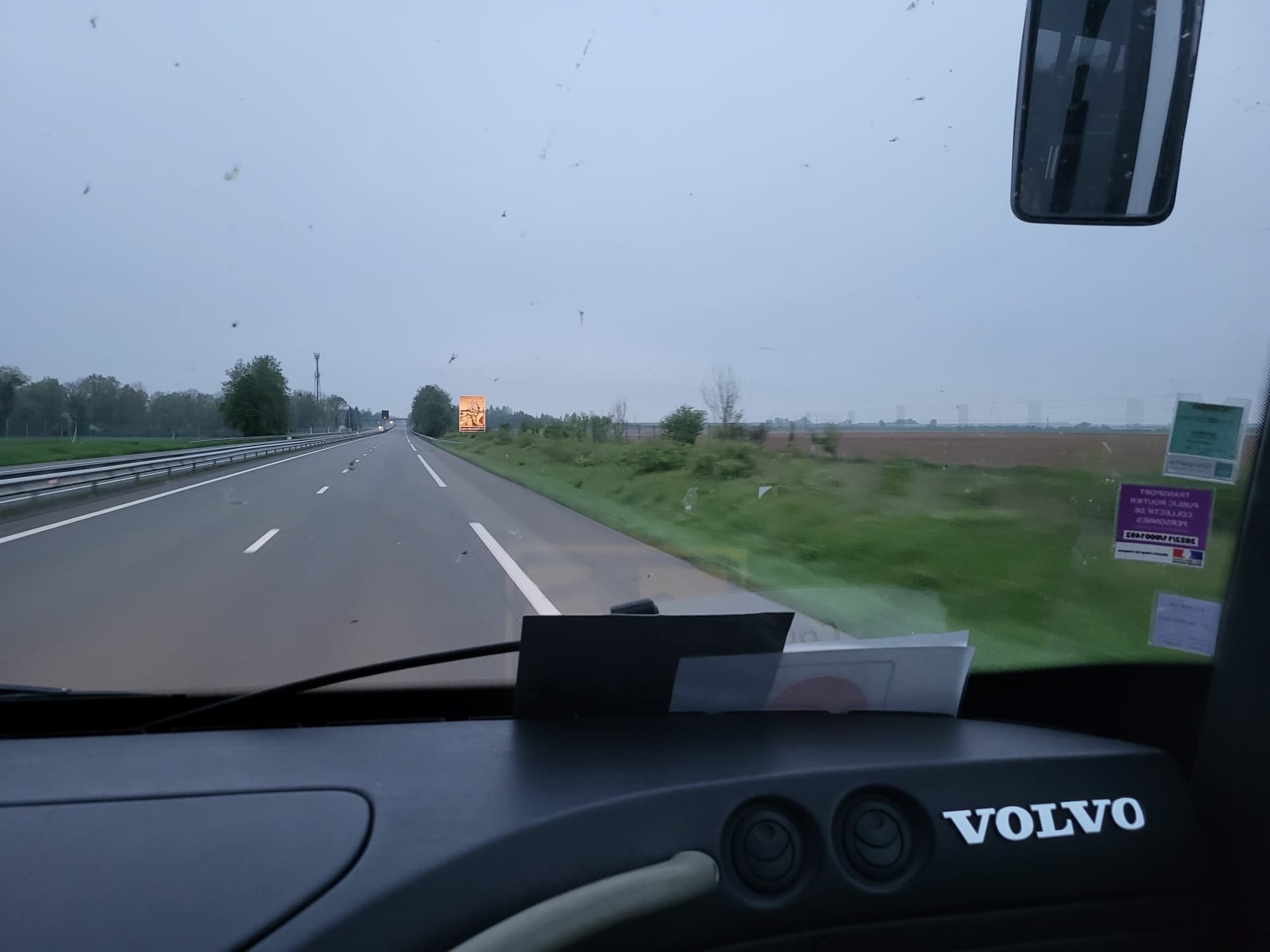 Autocar grand tourisme Volvo sur l'autoroute Paris-Normandie