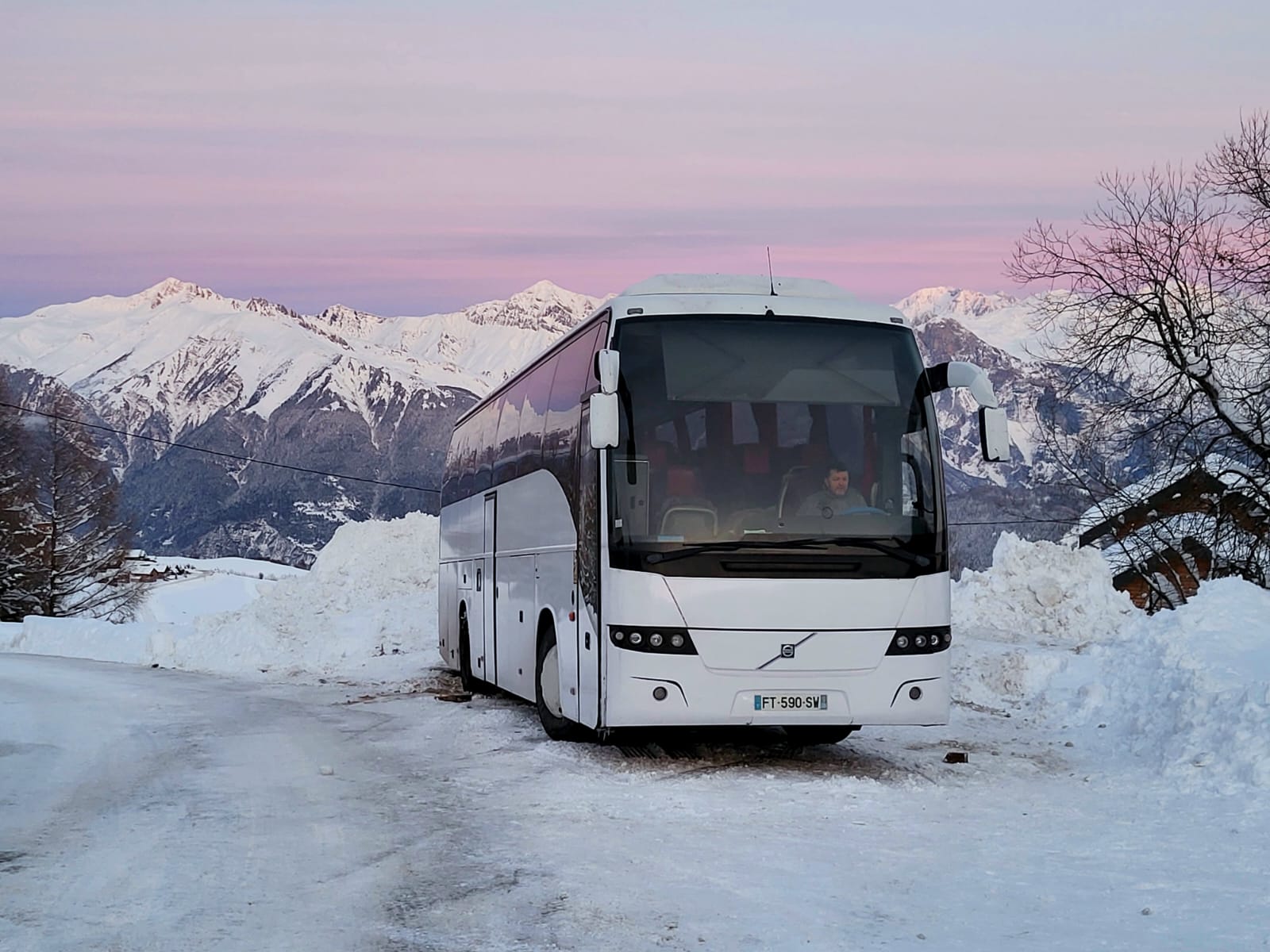 Autocar Volvo 52 places DC Cars au coucher de soleil dans les Alpes
