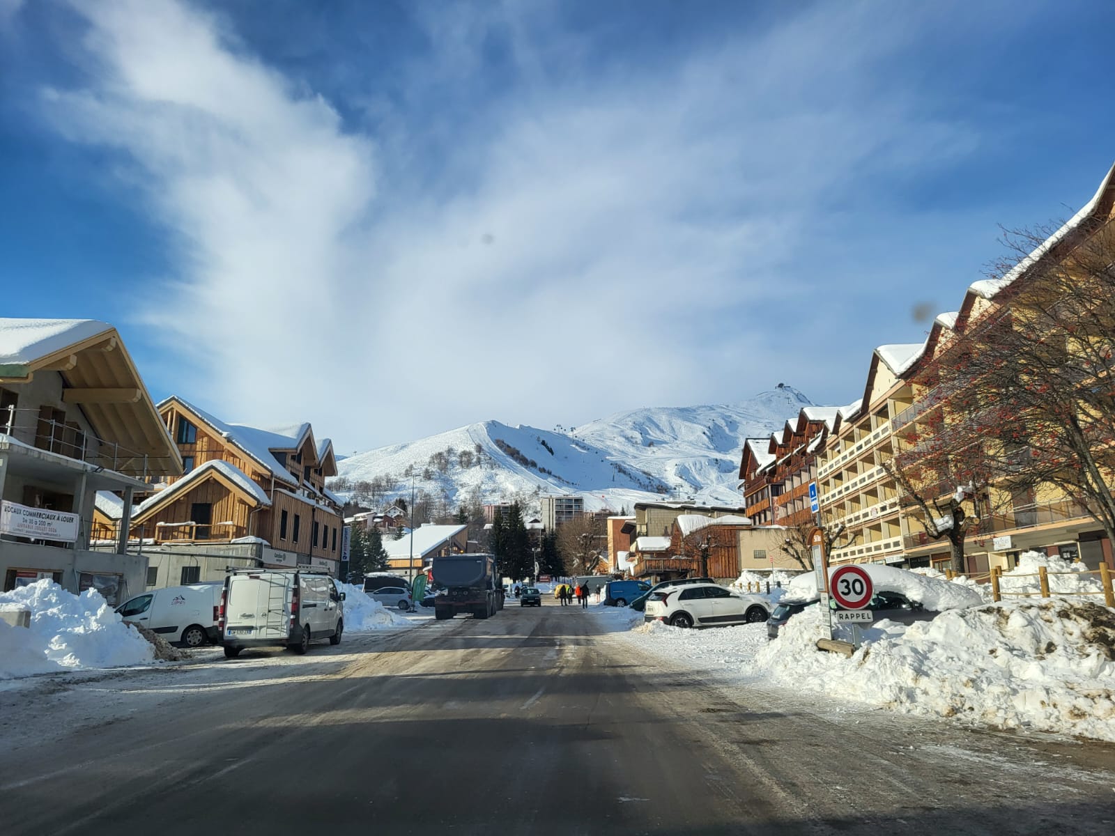 Rue enneigée station de ski Alpes