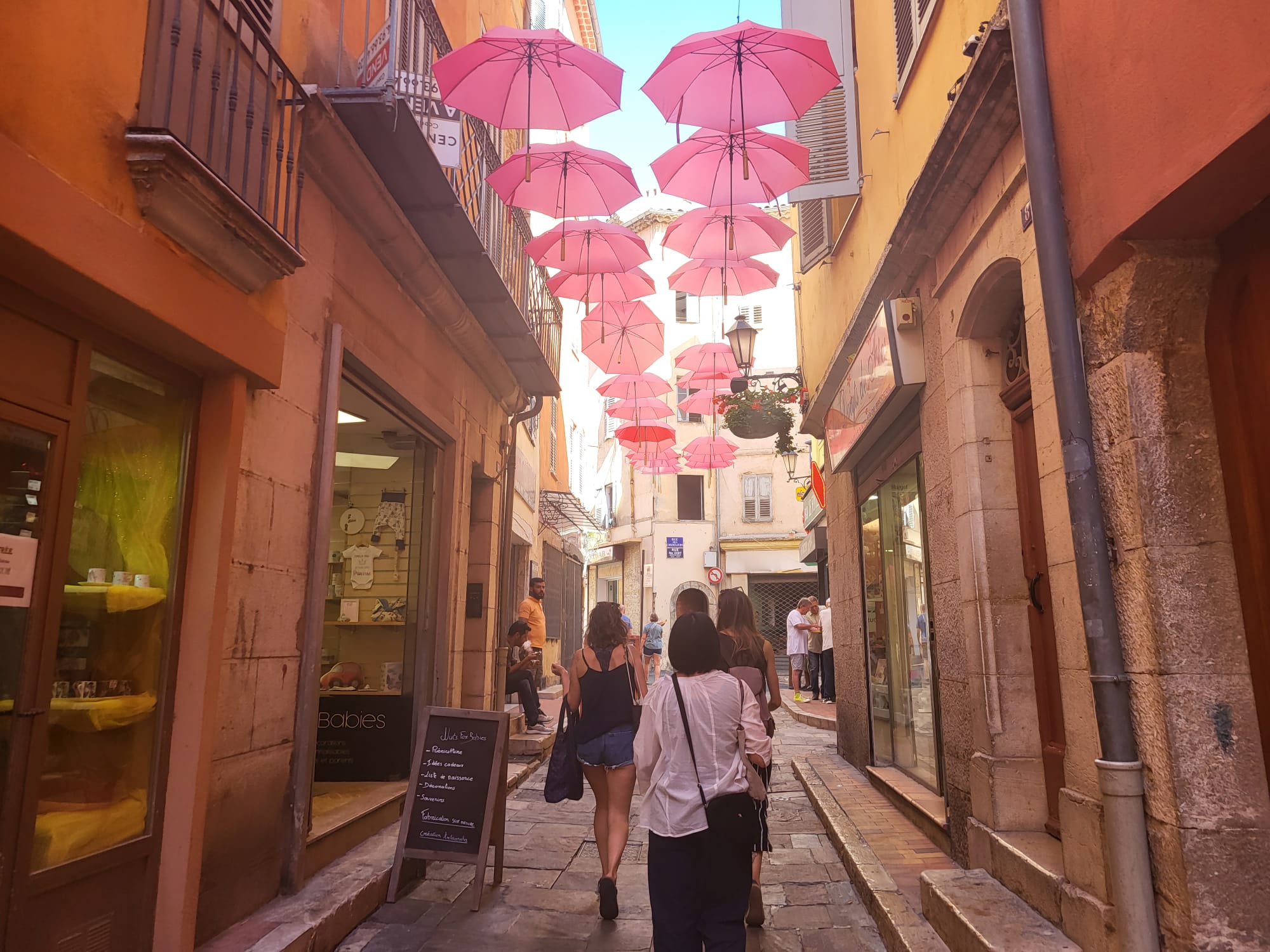 Ruelle de Grasse parapluies roses - excursion autocar Côte d'Azur